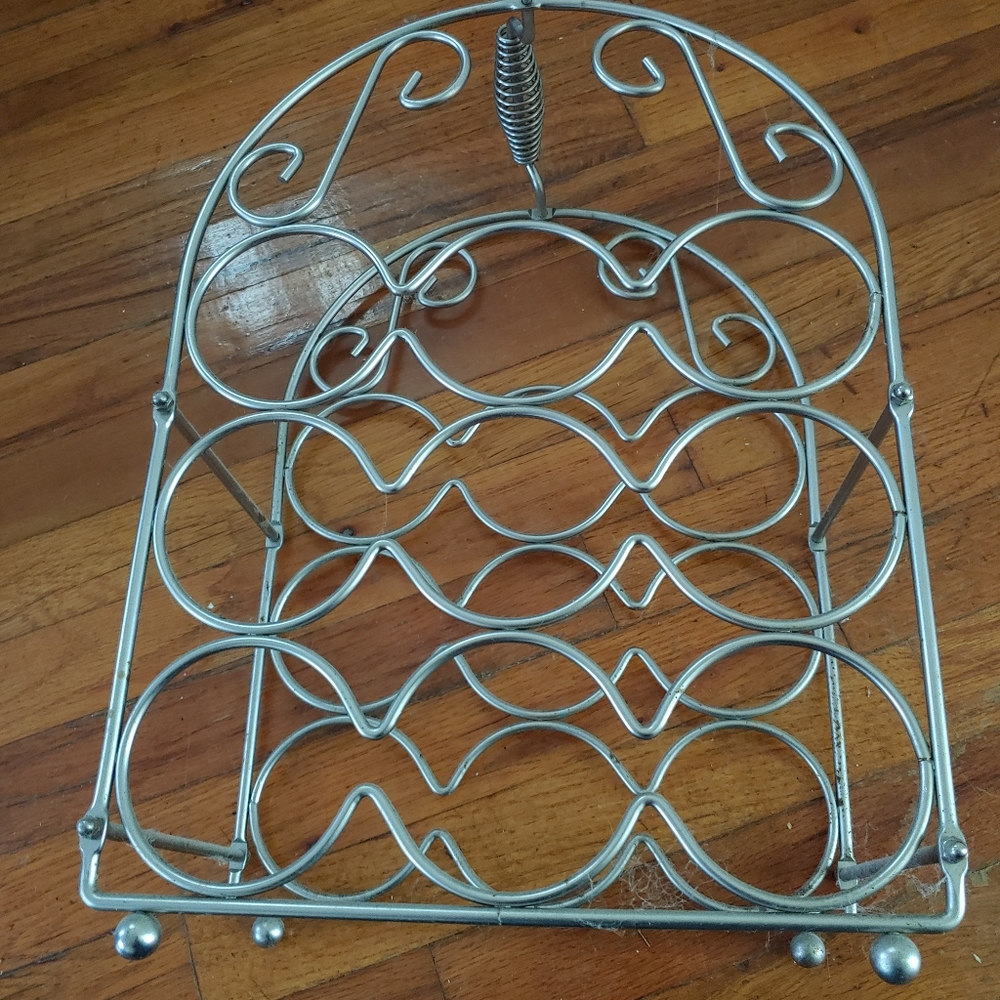 Wire wine bottle stand